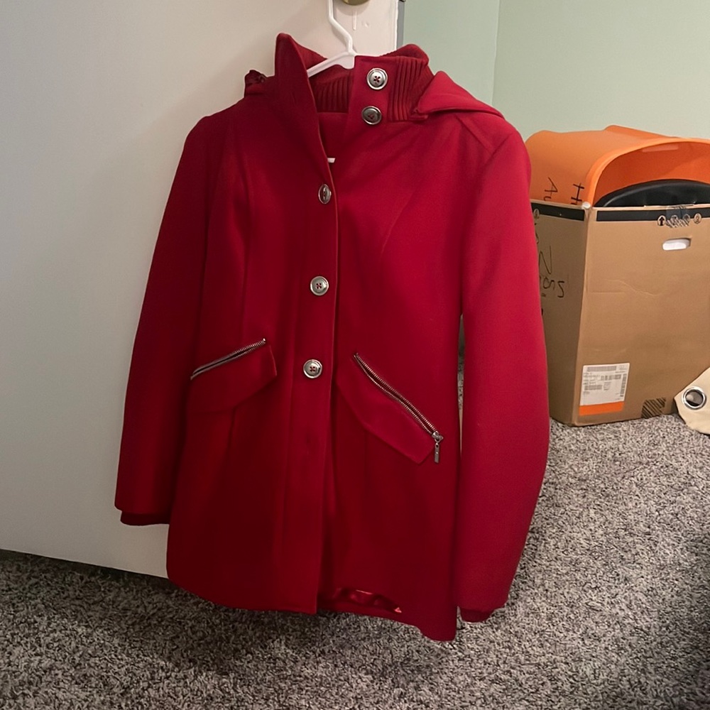 Kensie cost. Xs and red. Bottom button missing. Removable hood